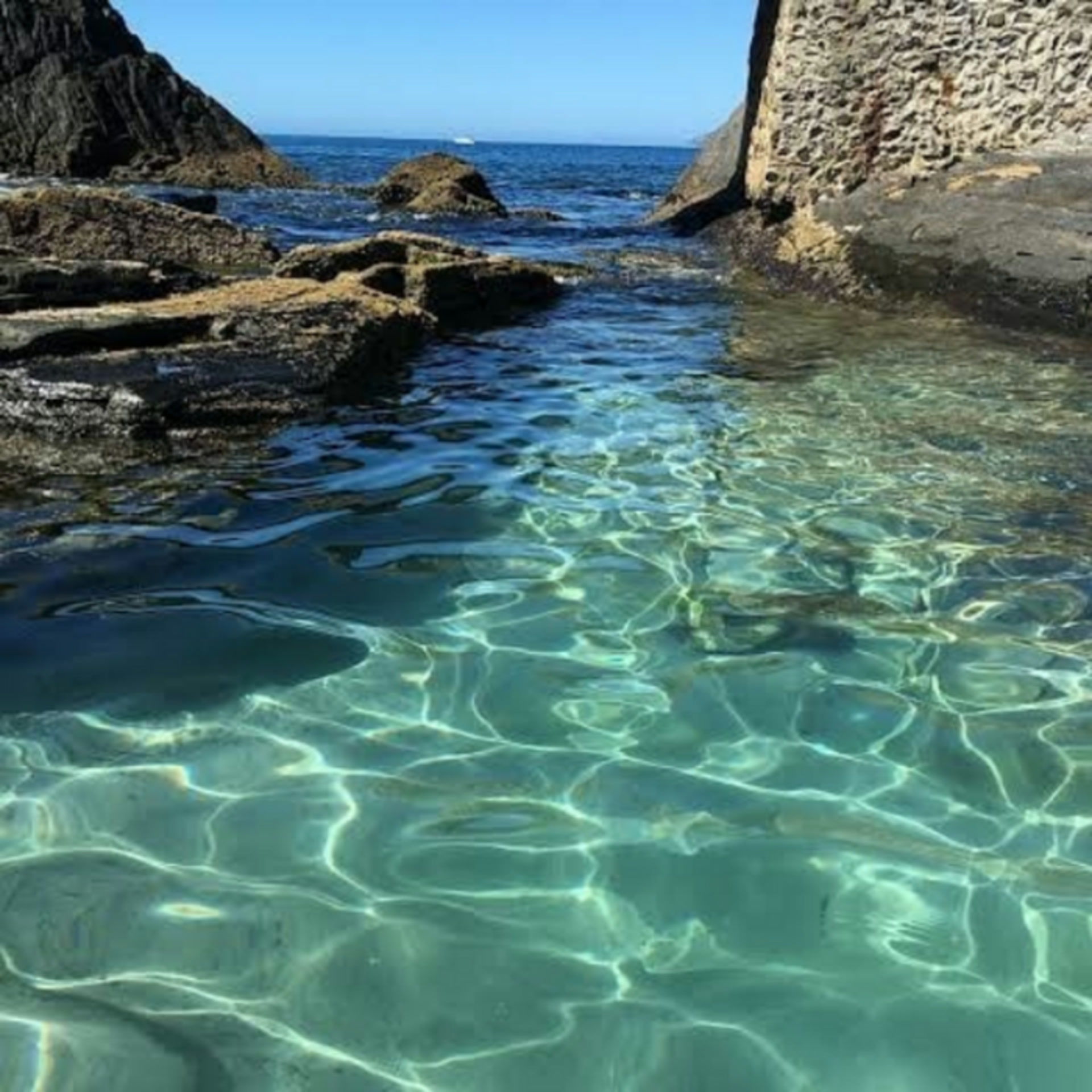 Água transparente sobre as pedras na região de Cabo Frio